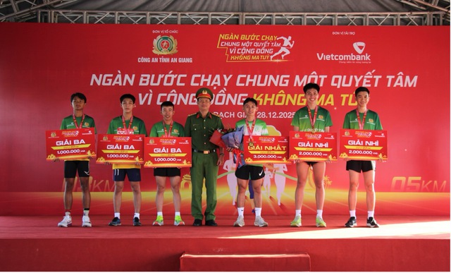Hơn 1.000 người tham gia giải chạy Marathon “Chung một quyết tâm - Vì cộng đồng không ma túy”- Ảnh 7.