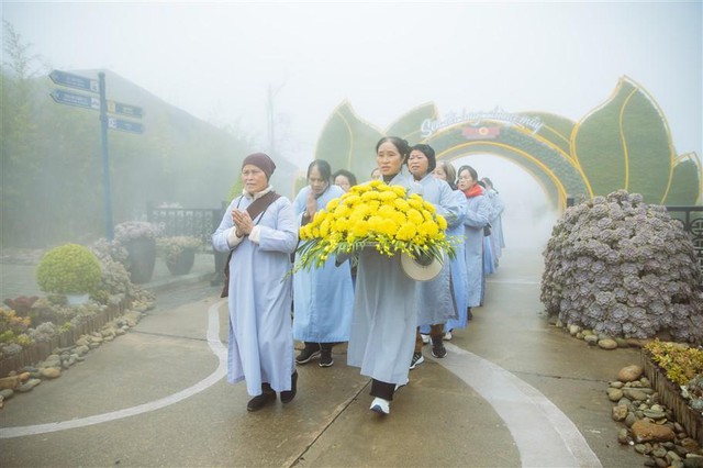 Linh thiêng Lễ Vía Đức Phật A Di Đà trên"Nóc nhà Đông Dương"- Ảnh 1.