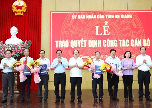 An Giang trao quyết định về công tác cán bộ- Ảnh 1.