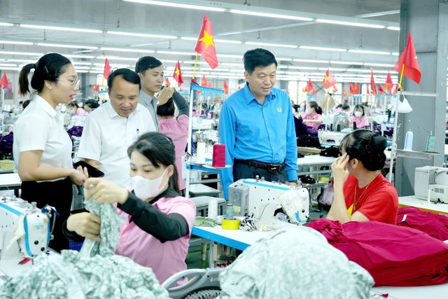 Hai “sắc thái” trái ngược chuyện thưởng Tết- Ảnh 1.