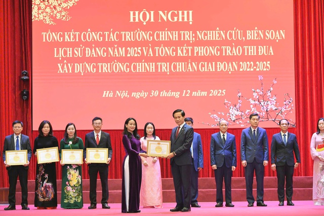 Trường Chính trị TP Cần Thơ nhận cờ thi đua đơn vị dẫn đầu của Học viện Chính trị quốc gia Hồ Chí Minh- Ảnh 2.