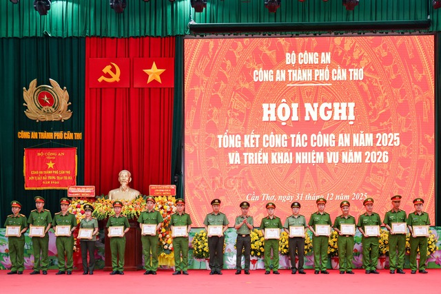 Thứ trưởng Nguyễn Văn Long dự và chỉ đạo Hội nghị tổng kết công tác Công an TP Cần Thơ năm 2025- Ảnh 5. Thứ trưởng Nguyễn Văn Long dự và chỉ đạo Hội nghị tổng kết công tác Công an TP Cần Thơ năm 2025- Ảnh 5.