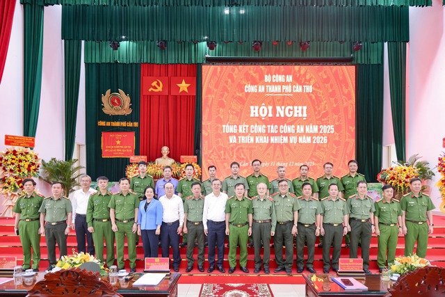 Thứ trưởng Nguyễn Văn Long dự và chỉ đạo Hội nghị tổng kết công tác Công an TP Cần Thơ năm 2025- Ảnh 12. Thứ trưởng Nguyễn Văn Long dự và chỉ đạo Hội nghị tổng kết công tác Công an TP Cần Thơ năm 2025- Ảnh 12.