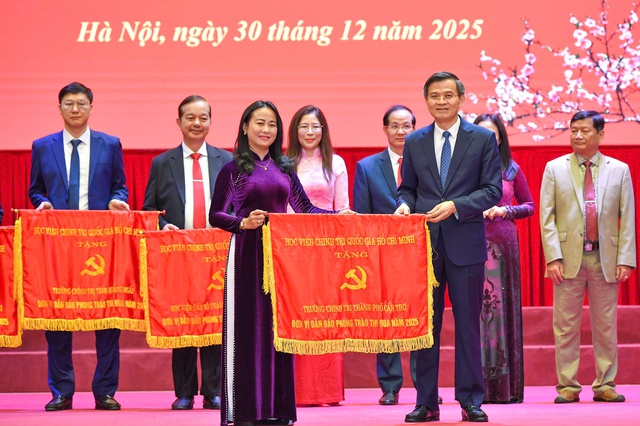 Trường Chính trị TP Cần Thơ nhận cờ thi đua đơn vị dẫn đầu của Học viện Chính trị quốc gia Hồ Chí Minh- Ảnh 1.