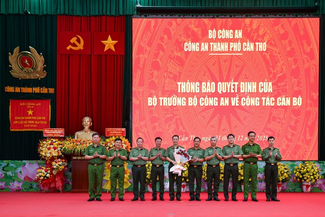 Thứ trưởng Nguyễn Văn Long dự và chỉ đạo Hội nghị tổng kết công tác Công an TP Cần Thơ năm 2025- Ảnh 11. Thứ trưởng Nguyễn Văn Long dự và chỉ đạo Hội nghị tổng kết công tác Công an TP Cần Thơ năm 2025- Ảnh 11.