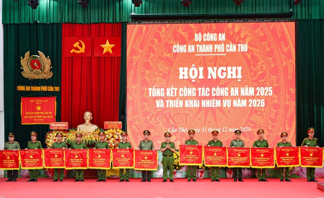 Thứ trưởng Nguyễn Văn Long dự và chỉ đạo Hội nghị tổng kết công tác Công an TP Cần Thơ năm 2025- Ảnh 4. Thứ trưởng Nguyễn Văn Long dự và chỉ đạo Hội nghị tổng kết công tác Công an TP Cần Thơ năm 2025- Ảnh 4.