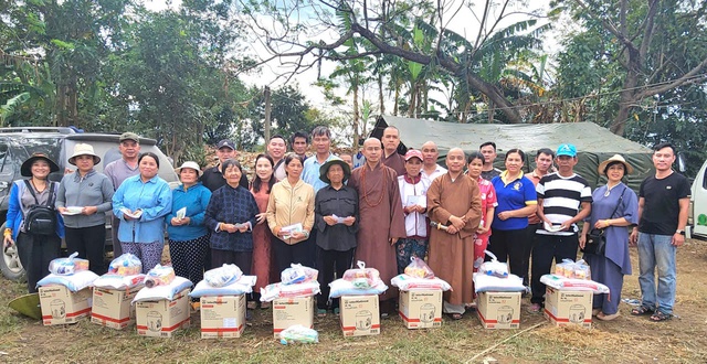 Xứ Nghệ: Hành trình san sẻ yêu thương về vùng lũ Đắk Lắk của Đại đức Thích Định Tuệ- Ảnh 6.