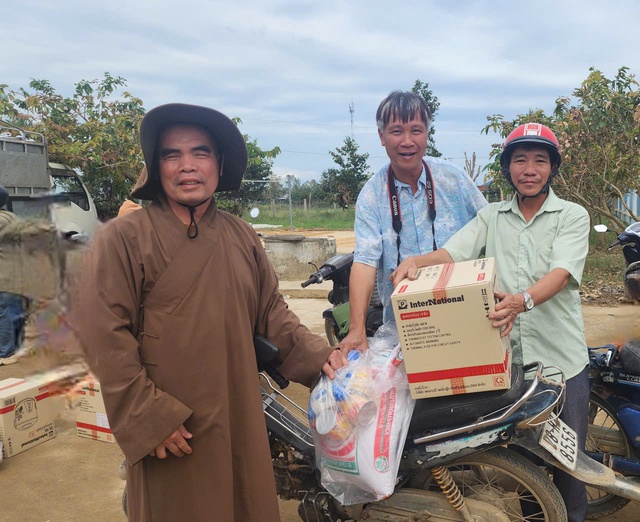 Xứ Nghệ: Hành trình san sẻ yêu thương về vùng lũ Đắk Lắk của Đại đức Thích Định Tuệ- Ảnh 2.