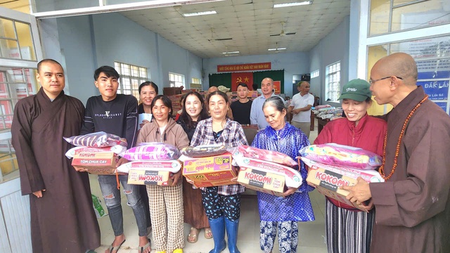 Xứ Nghệ: Hành trình san sẻ yêu thương về vùng lũ Đắk Lắk của Đại đức Thích Định Tuệ- Ảnh 9.