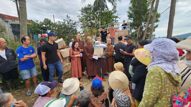 Xứ Nghệ: Hành trình san sẻ yêu thương về vùng lũ Đắk Lắk của Đại đức Thích Định Tuệ- Ảnh 4.