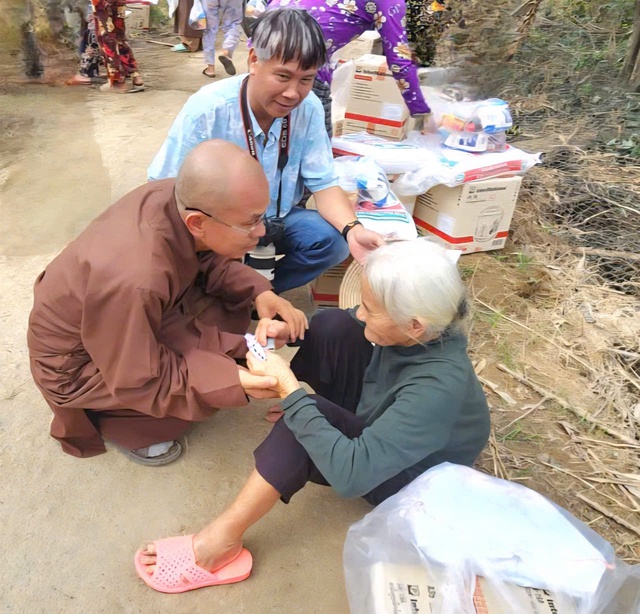 Xứ Nghệ: Hành trình san sẻ yêu thương về vùng lũ Đắk Lắk của Đại đức Thích Định Tuệ- Ảnh 8.