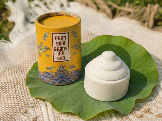 Review Phấn nụ Hoàng cung nụ trắng rất được yêu thích: Tưởng cổ lắm, ai ngờ đánh lên đẹp quá- Ảnh 1.