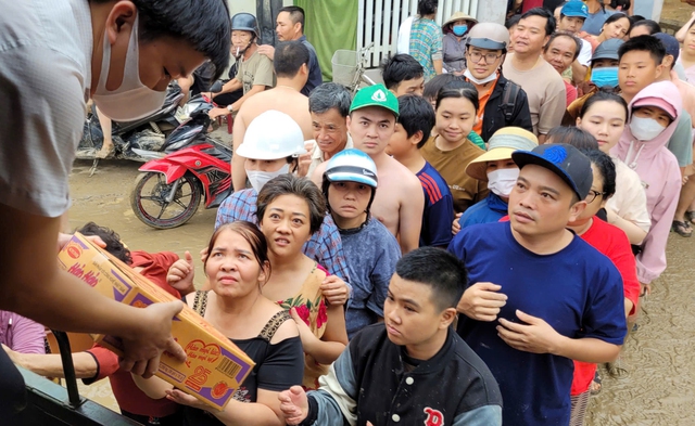 ACECOOK Việt Nam hỗ trợ 210.000 sản phẩm mì ăn liền cho người dân vùng lũ tại các tỉnh Đắk Lắk, Khánh Hòa, Gia Lai- Ảnh 1.