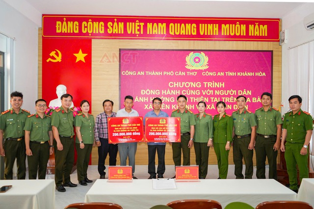 Công an TP Cần Thơ hỗ trợ người dân tỉnh Khánh Hoà sau mưa lũ- Ảnh 1.