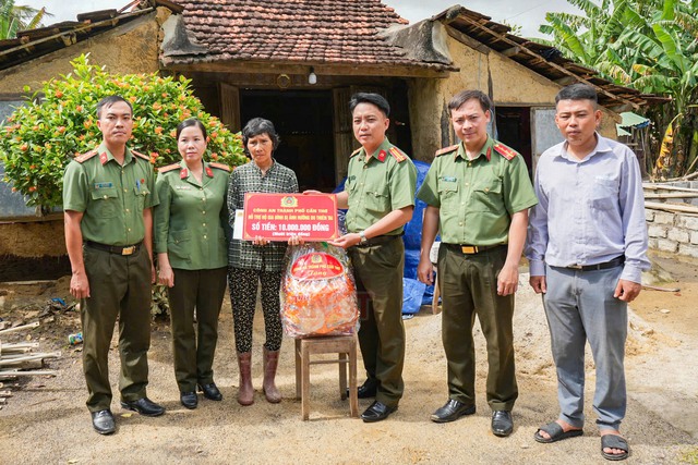 Công an TP Cần Thơ hỗ trợ người dân tỉnh Khánh Hoà sau mưa lũ- Ảnh 2.