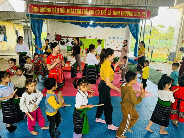 Hành trình bền bỉ “gieo chữ, giữ trẻ” của giáo viên miền núi xã Minh Hợp- Ảnh 2.