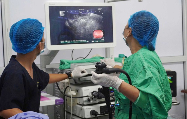 BVĐK Trung ương Cần Thơ thành công điều trị nang giả tụy bằng kỹ thuật đặt stent LAMS- Ảnh 1.