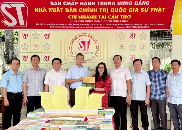 Kiên Giang: Hơn 300 đầu sách hay của NXB Chính trị quốc gia Sự thật đến bạn đọc TP Hà Tiên- Ảnh 2.