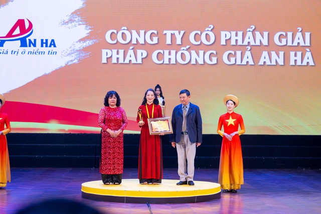 Bà Trần Thị Thanh Hảo - CEO Công ty CP giải pháp chống giả An Hà lên nhận giải tốp 10 sản phẩm ấn tượng của năm.