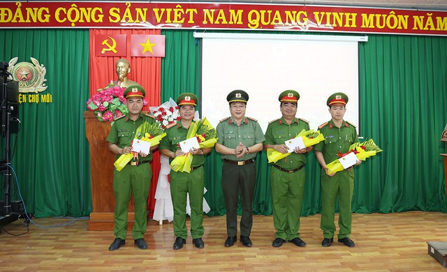 An Giang thưởng nóng các tập thể điều tra khám phá nhanh vụ “Giết người, cướp tài sản” tại huyện Chợ Mới- Ảnh 1.