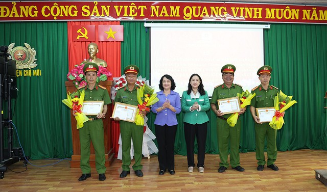 An Giang thưởng nóng các tập thể điều tra khám phá nhanh vụ “Giết người, cướp tài sản” tại huyện Chợ Mới- Ảnh 2.