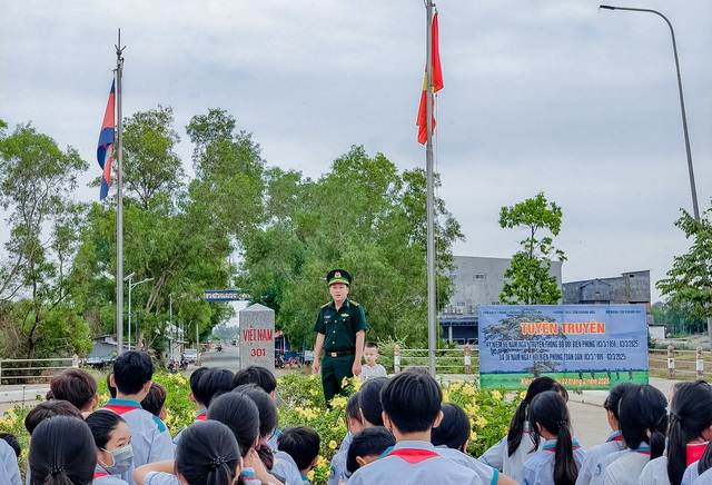 Đồn Biên phòng cửa khẩu Giang Thành: Tuyên truyền Ngày truyền thống BĐBP cho học sinh biên giới- Ảnh 1.