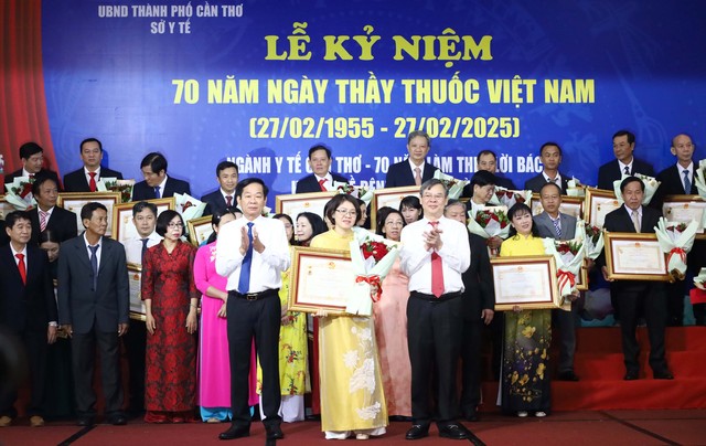 Cần Thơ: Họp mặt kỷ niệm 70 năm Ngày Thầy thuốc Việt Nam- Ảnh 2.