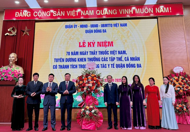 Quận Đống Đa: Biểu dương các tập thể, cá nhân có thành tích xuất sắc trong công tác y tế năm 2024- Ảnh 1.