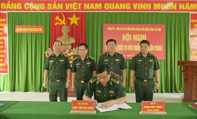 Kiên Giang: Bàn giao chức trách, nhiệm vụ đồn trưởng đồn Biên phòng cửa khẩu cảng An Thới- Ảnh 2.