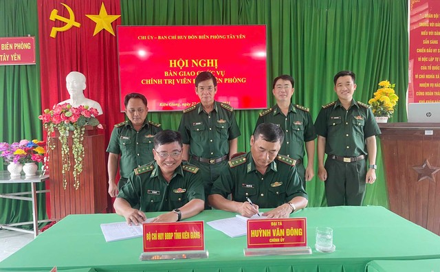 Kiên Giang: Bàn giao chức trách, nhiệm vụ Chính trị viên Đồn Biên phòng Tây Yên- Ảnh 2.