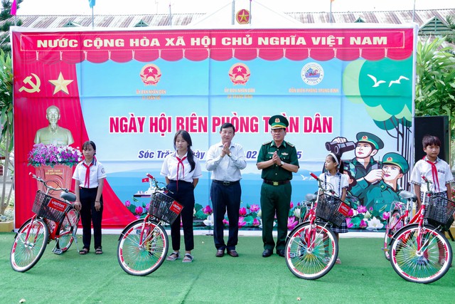 Sóc Trăng: Ấm áp “Ngày hội Biên phòng toàn dân” tại biên giới biển huyện Trần Đề- Ảnh 4.