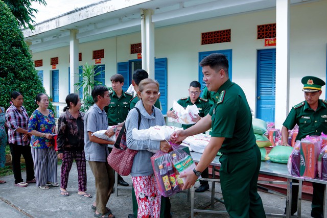 Sóc Trăng: Ấm áp “Ngày hội Biên phòng toàn dân” tại biên giới biển huyện Trần Đề- Ảnh 8.