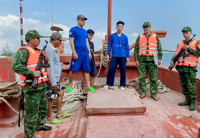 BĐBP Kiên Giang bắt quả tang 2 tàu cá chở dầu DO không rõ nguồn gốc- Ảnh 1.