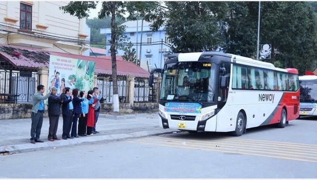 Thanh Hóa: Gần 400 công nhân trở lại Hà Nội trên chuyến xe 0 đồng- Ảnh 3.