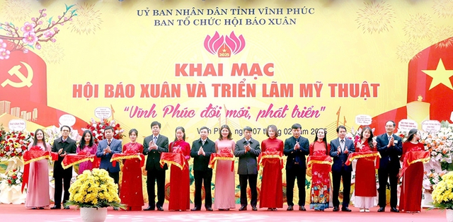 Vĩnh Phúc: Nhiều hoạt động hấp dẫn tại Hội báo Xuân và Triển lãm mỹ thuật
- Ảnh 1.