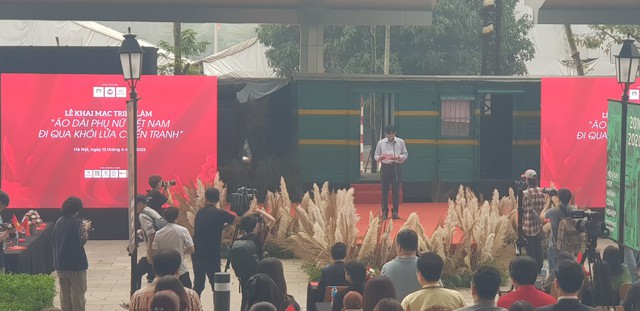 Tái hiện vẻ đẹp áo dài phụ nữ Việt Nam trong khói lửa chiến tranh- Ảnh 2. Tái hiện vẻ đẹp áo dài phụ nữ Việt Nam trong khói lửa chiến tranh- Ảnh 2.