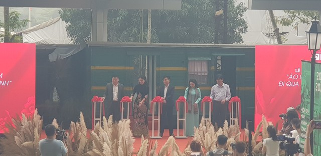 Tái hiện vẻ đẹp áo dài phụ nữ Việt Nam trong khói lửa chiến tranh- Ảnh 1. Tái hiện vẻ đẹp áo dài phụ nữ Việt Nam trong khói lửa chiến tranh- Ảnh 1.