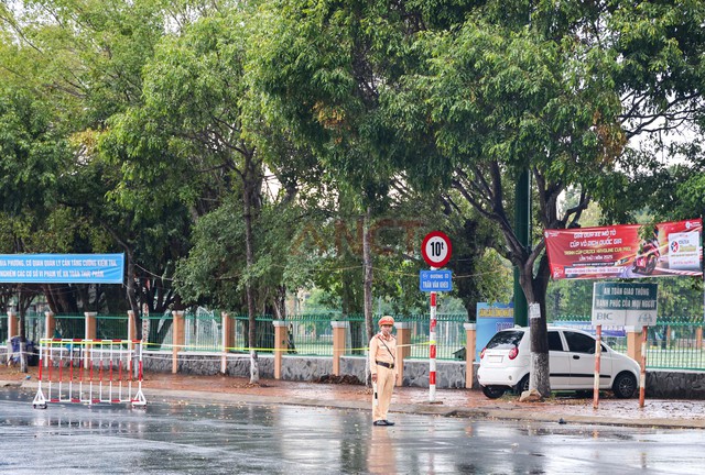 Công an TP Cần Thơ đảm bảo ATGT phục vụ lễ kỷ niệm 50 năm Giải phóng miền Nam- Ảnh 1. Công an TP Cần Thơ đảm bảo ATGT phục vụ lễ kỷ niệm 50 năm Giải phóng miền Nam- Ảnh 1.