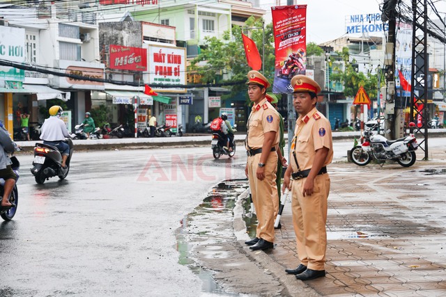 Công an TP Cần Thơ đảm bảo ATGT phục vụ lễ kỷ niệm 50 năm Giải phóng miền Nam- Ảnh 2. Công an TP Cần Thơ đảm bảo ATGT phục vụ lễ kỷ niệm 50 năm Giải phóng miền Nam- Ảnh 2.