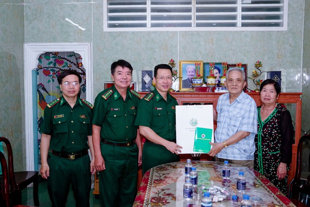 BĐBP tỉnh Sóc Trăng thăm, tặng quà các gia đình chính sách- Ảnh 1. BĐBP tỉnh Sóc Trăng thăm, tặng quà các gia đình chính sách- Ảnh 1.