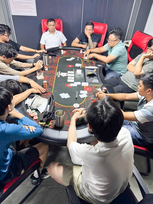 Công an TP Cần Thơ: Triệt phá tụ điểm đánh bạc bằng hình thức chơi bài poker- Ảnh 2. Công an TP Cần Thơ: Triệt phá tụ điểm đánh bạc bằng hình thức chơi bài poker- Ảnh 2.