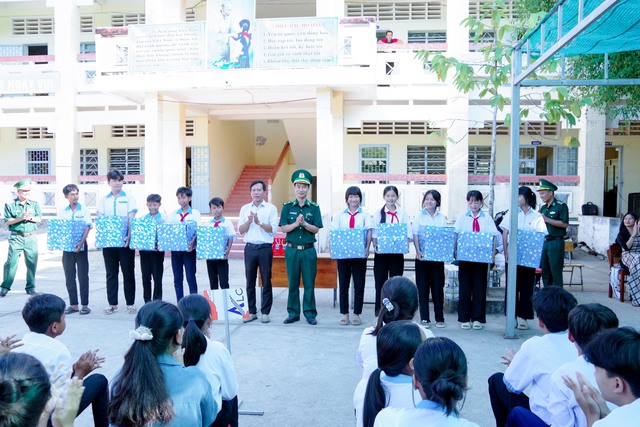 Sóc Trăng: Nhiều hoạt động ý nghĩa nhân kỷ niệm 50 năm Ngày giải phóng Miền Nam- Ảnh 3. Sóc Trăng: Nhiều hoạt động ý nghĩa nhân kỷ niệm 50 năm Ngày giải phóng Miền Nam- Ảnh 3.