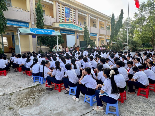 BĐBP tỉnh Kiên Giang: Trao học bổng "Nâng bước em tới trường" tại Phú Quốc- Ảnh 1. BĐBP tỉnh Kiên Giang: Trao học bổng "Nâng bước em tới trường" tại Phú Quốc- Ảnh 1.