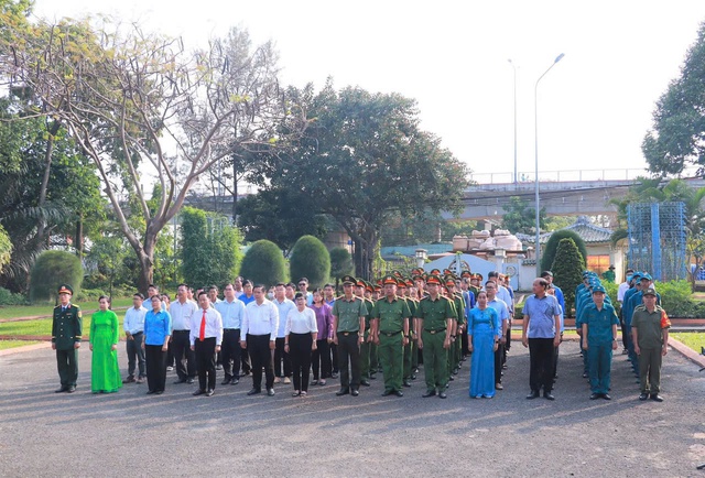 TP. Thủ Đức: Dâng hương kỷ niệm 50 năm ngày Giải phóng miền Nam- Ảnh 5. TP. Thủ Đức: Dâng hương kỷ niệm 50 năm ngày Giải phóng miền Nam- Ảnh 5.
