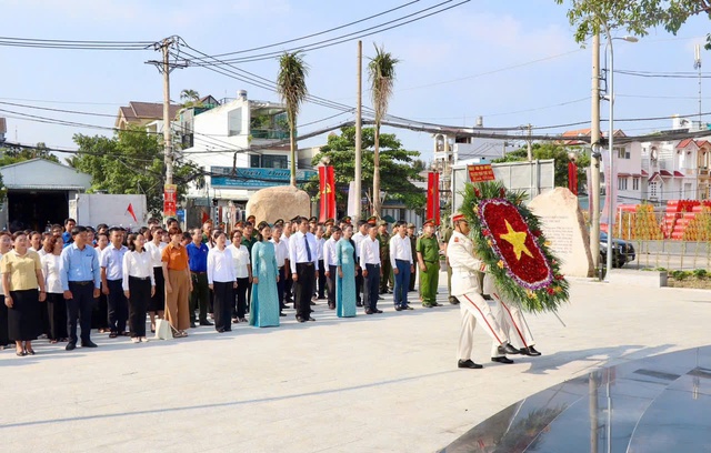 TP. Thủ Đức: Dâng hương kỷ niệm 50 năm ngày Giải phóng miền Nam- Ảnh 3. TP. Thủ Đức: Dâng hương kỷ niệm 50 năm ngày Giải phóng miền Nam- Ảnh 3.