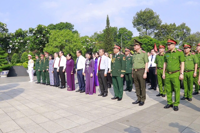 TP. Thủ Đức: Dâng hương kỷ niệm 50 năm ngày Giải phóng miền Nam- Ảnh 1. TP. Thủ Đức: Dâng hương kỷ niệm 50 năm ngày Giải phóng miền Nam- Ảnh 1.
