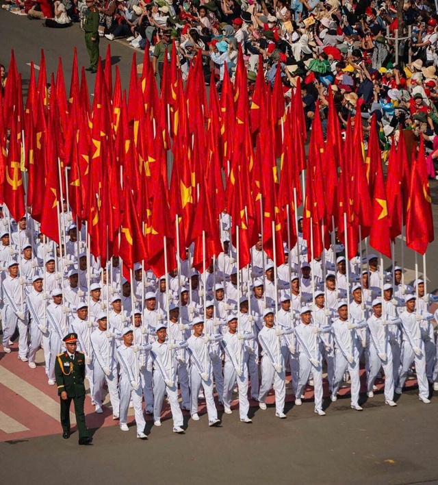 Không khí trang nghiêm, hào hùng xúc động của cuộc diễu binh- diễu hành Kỷ niệm 50 năm Giải phóng Miền Nam, thống nhất đất nước- Ảnh 2. Không khí trang nghiêm, hào hùng xúc động của cuộc diễu binh- diễu hành Kỷ niệm 50 năm Giải phóng Miền Nam, thống nhất đất nước- Ảnh 2.
