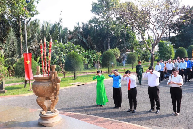 TP. Thủ Đức: Dâng hương kỷ niệm 50 năm ngày Giải phóng miền Nam- Ảnh 2. TP. Thủ Đức: Dâng hương kỷ niệm 50 năm ngày Giải phóng miền Nam- Ảnh 2.