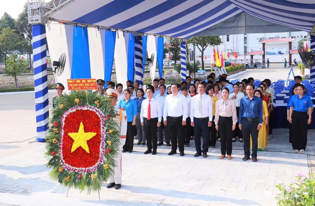 TP. Thủ Đức: Dâng hương kỷ niệm 50 năm ngày Giải phóng miền Nam- Ảnh 4. TP. Thủ Đức: Dâng hương kỷ niệm 50 năm ngày Giải phóng miền Nam- Ảnh 4.