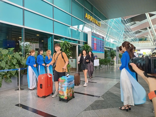 Đà Nẵng thu hút du khách trong 5 ngày nghỉ lễ 30/4 và 1/5- Ảnh 3. Đà Nẵng thu hút du khách trong 5 ngày nghỉ lễ 30/4 và 1/5- Ảnh 3.